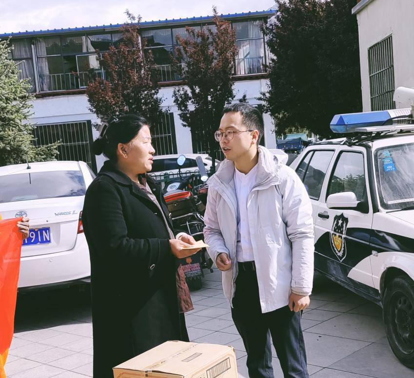 易境黨支部向拉薩潔達(dá)環(huán)衛(wèi)公司負(fù)責(zé)人尼瑪潘多贈(zèng)送慰問(wèn)金